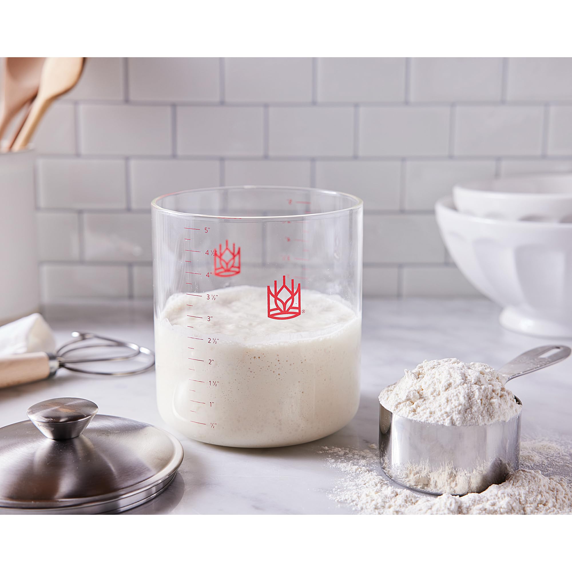 King Arthur pot en usage sur un plan de travail lors d’un nourrissage de levain