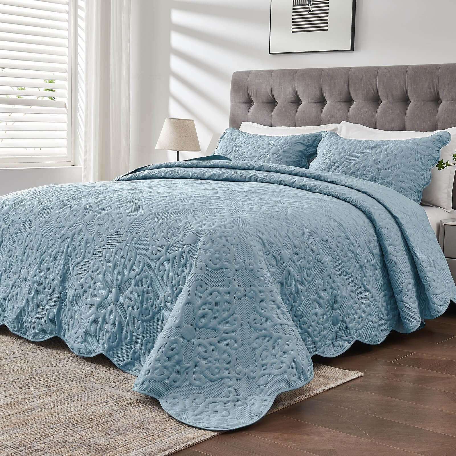Kingnex dessus-de-lit Spa Blue vu de face, couvrant complètement le lit et stylisant la chambre