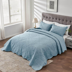 Kingnex dessus-de-lit installé sur un lit décoré, ajoute une ambiance Spa Blue apaisante