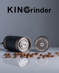 KINGrinder K1 en main démontrant confort et efficacité de broyage
