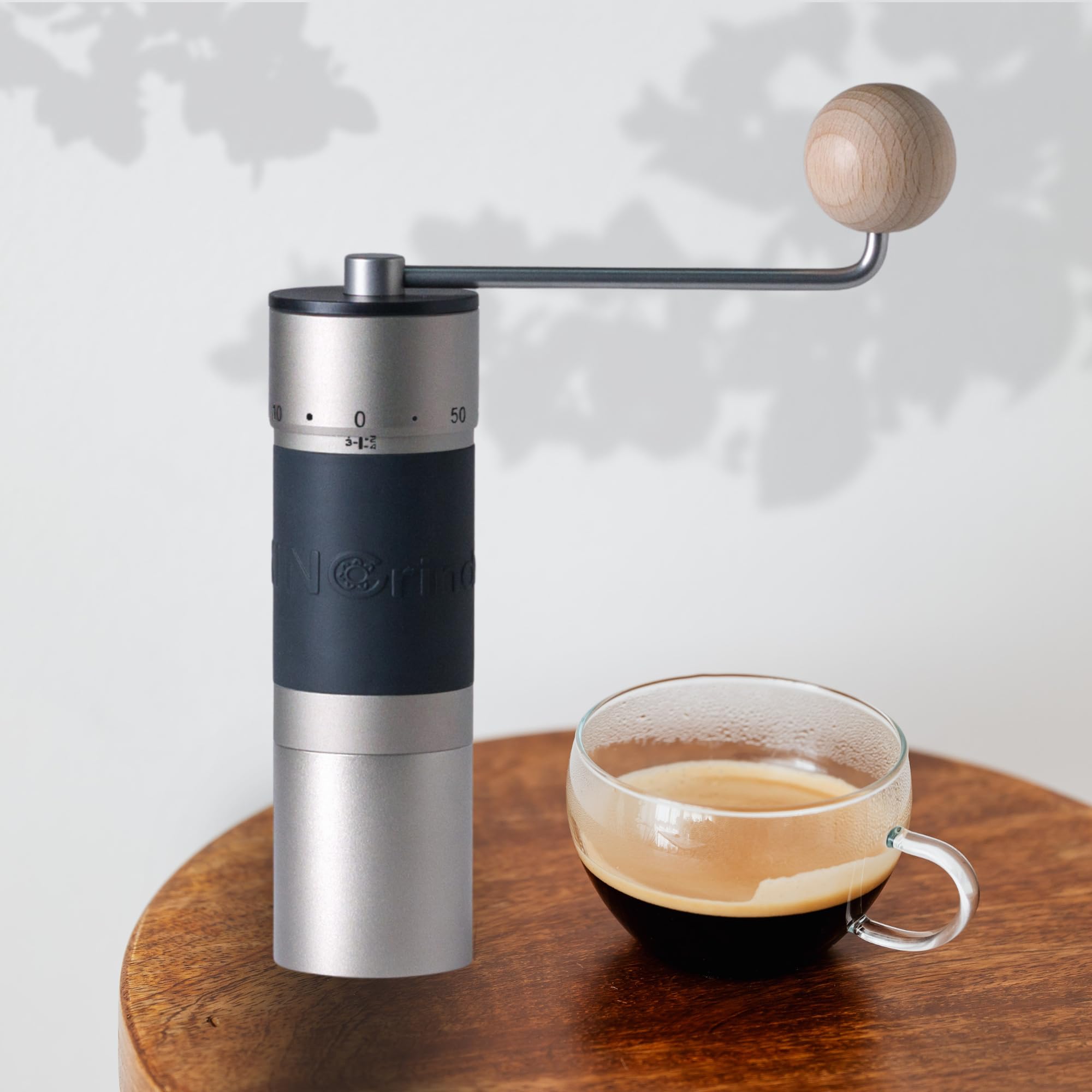 KINGrinder K6 à côté d'une tasse montrant taille portable