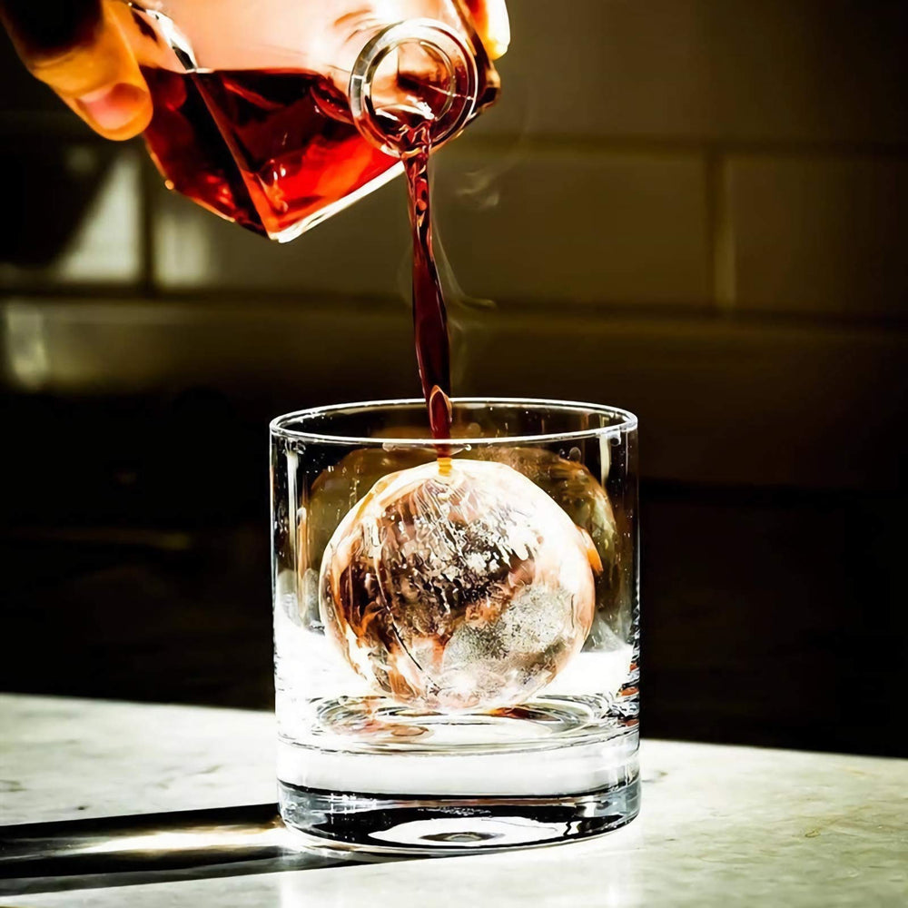Kingrol verre à côté dune bouteille pour comparaison déchelle