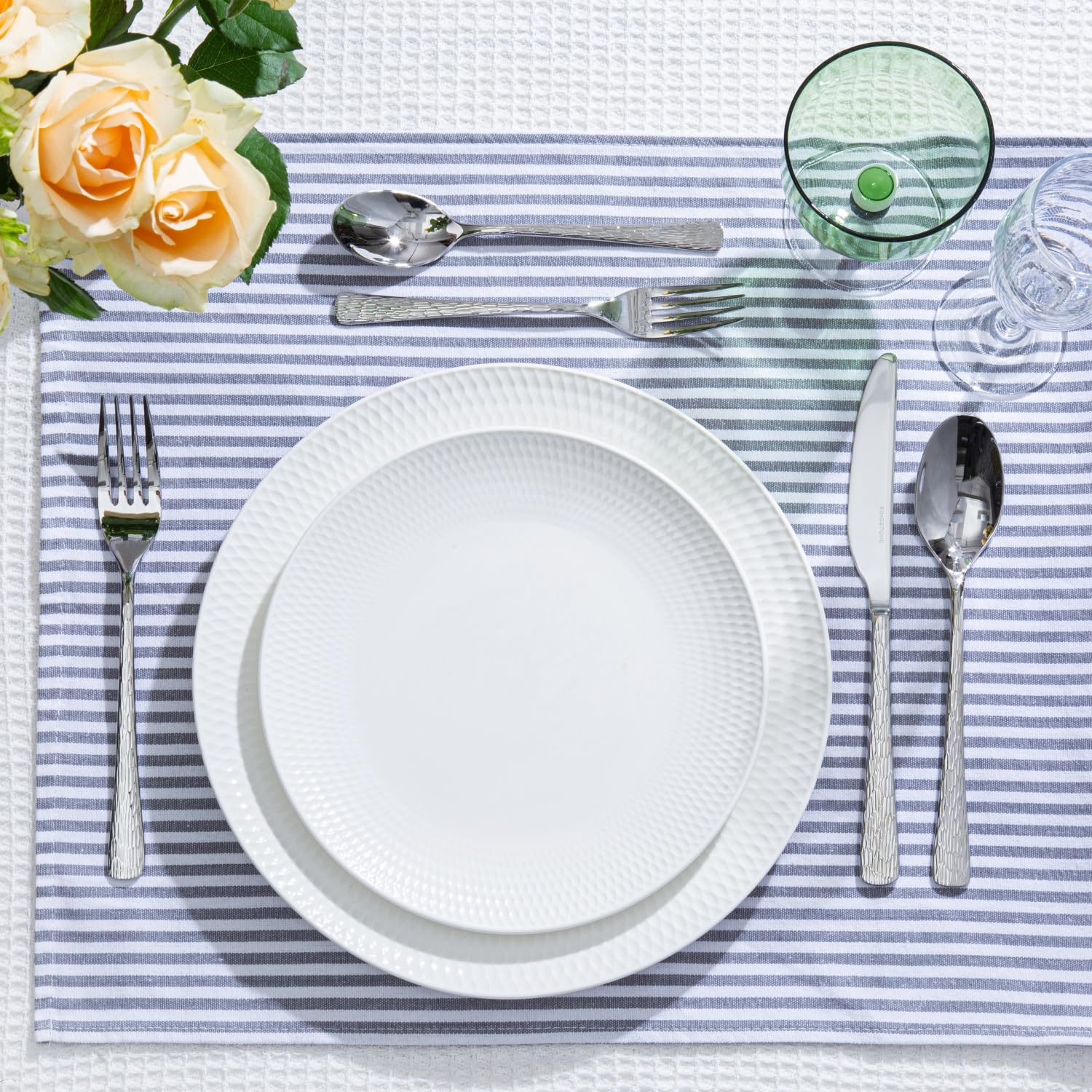 KINGSTONE ambiance de table en soirée, style raffiné pour invités