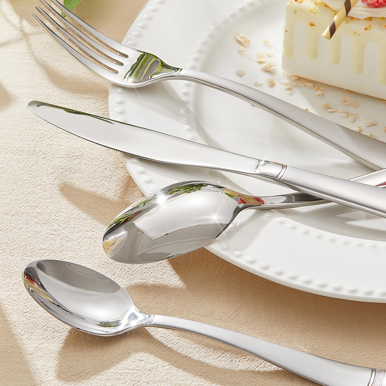 KINGSTONE boîte ouverte montrant rangement compact et protection des pièces