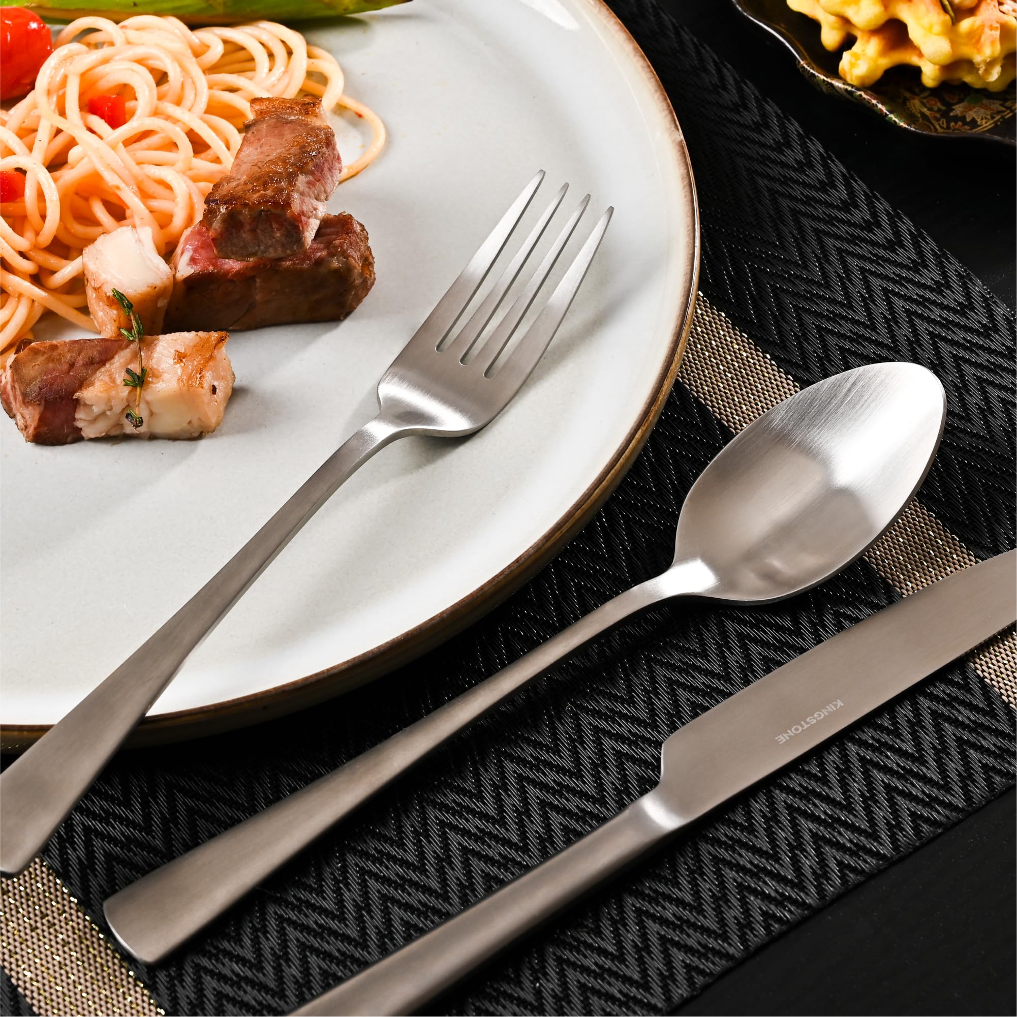 KINGSTONE cuillère et petite cuillère côte à côte pour comparer taille et usage