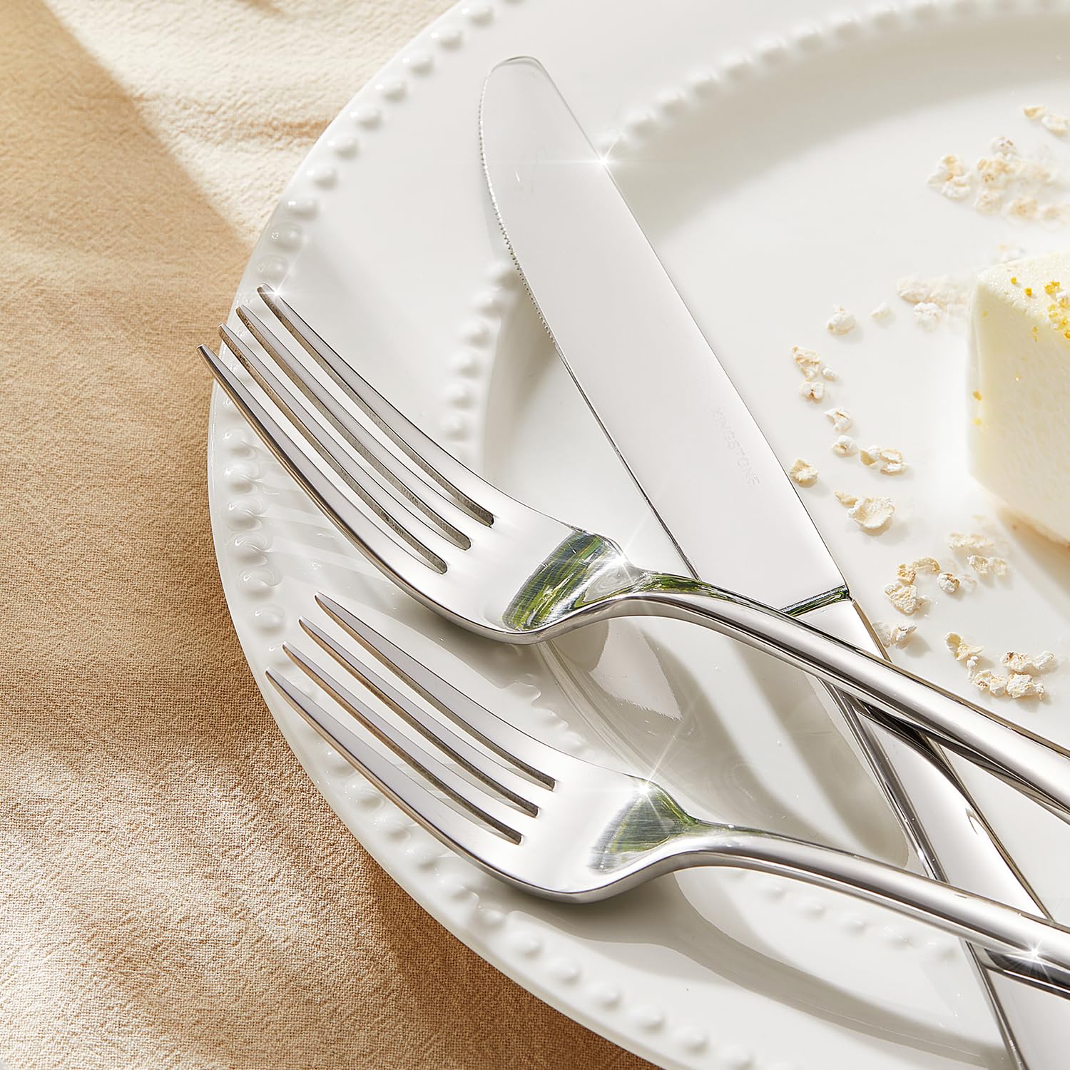 KINGSTONE comparaison taille à côté d'une assiette pour échelle visuelle