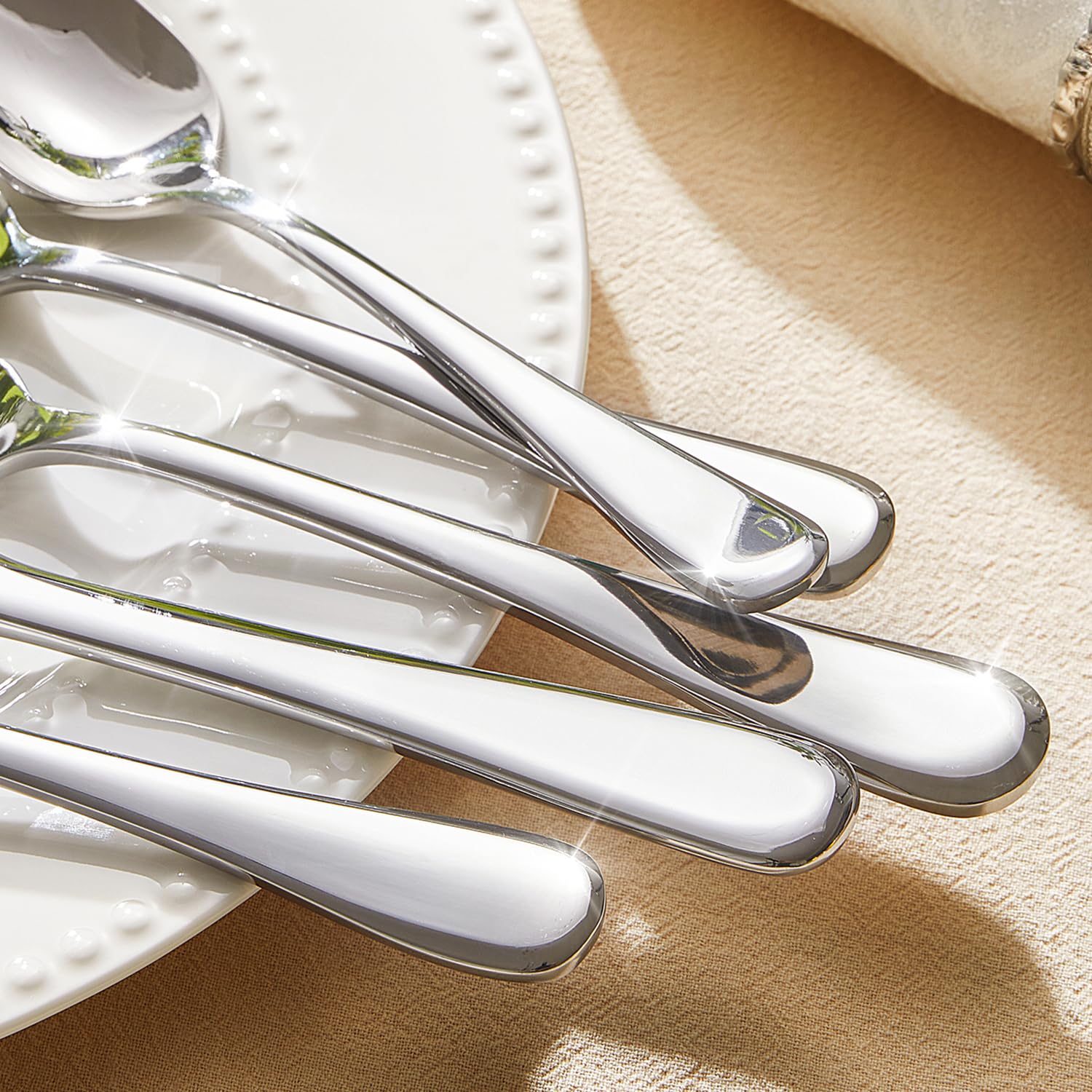 KINGSTONE service disposé sur une table dressée, aspect accueillant