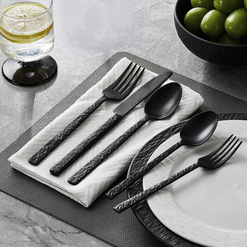 KINGSTONE couverts disposés sur table créant ambiance raffinée