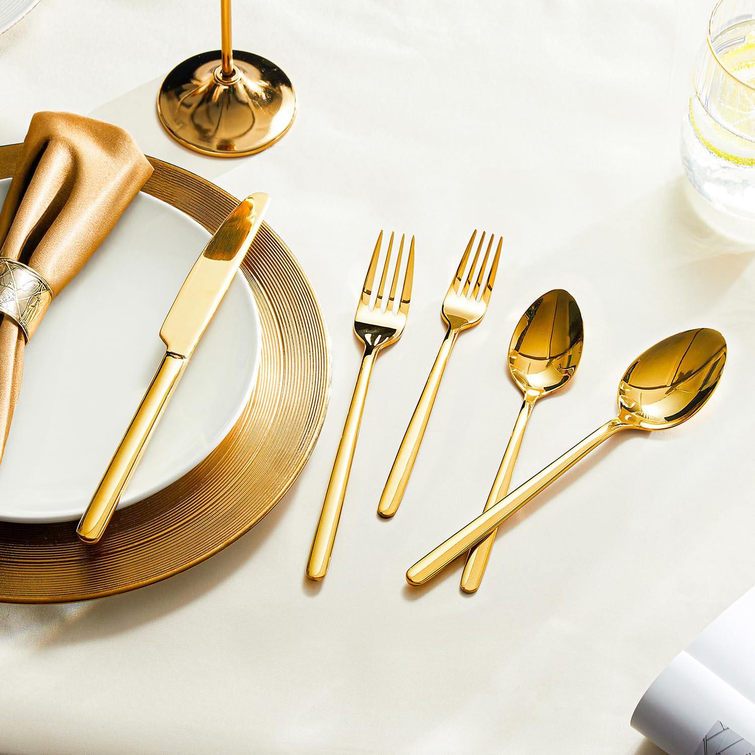 KINGSTONE service présenté sur table décorée, mise en valeur des repas