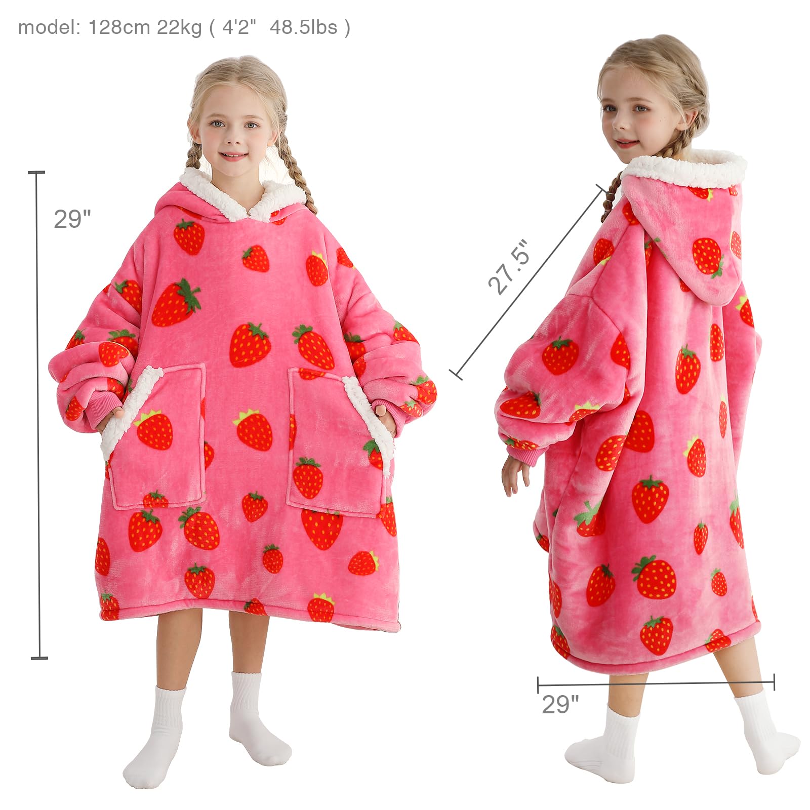Kipswiza enfant portant la couverture-pull sur canapé apportant chaleur cosy