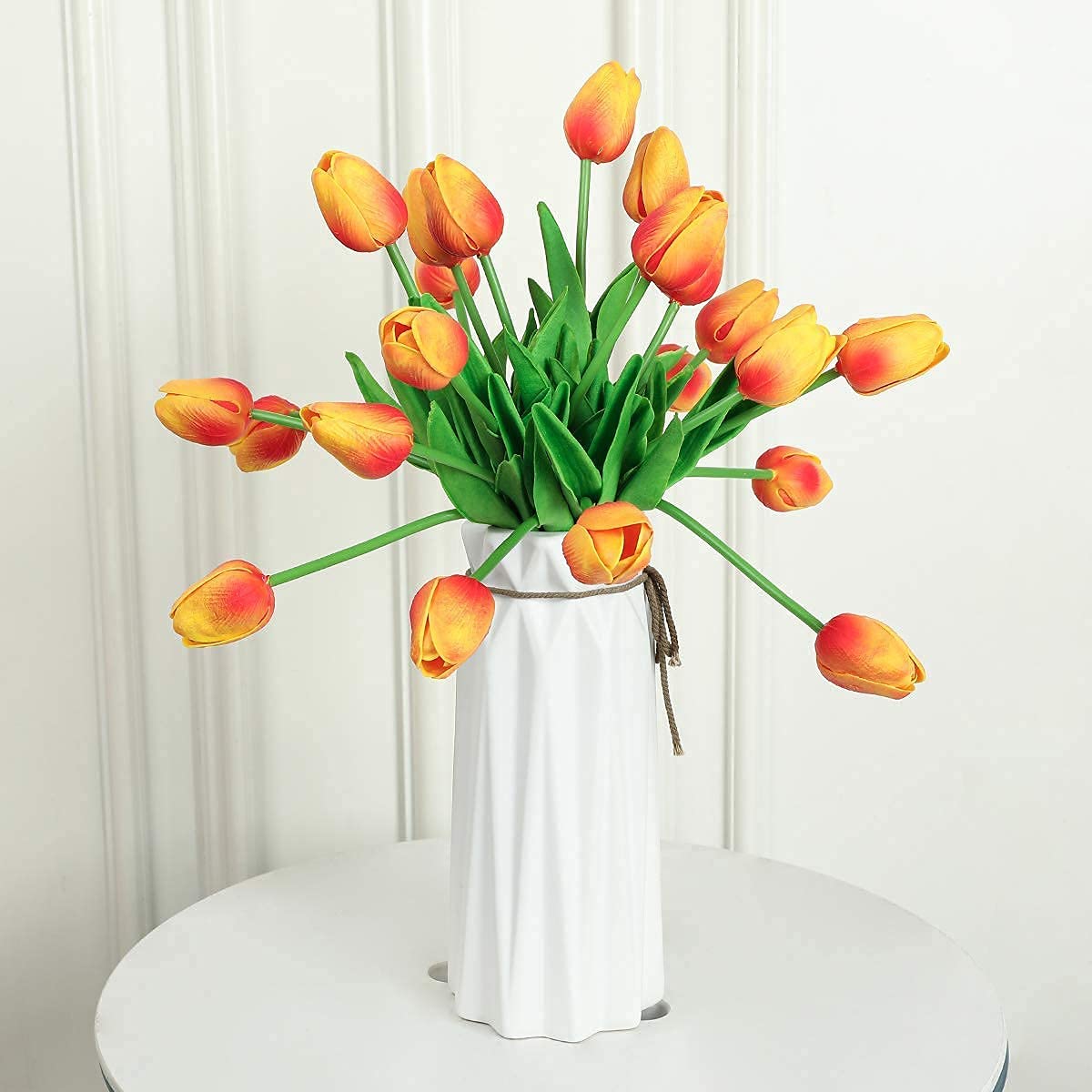 Kisflower bouquet arrangé dans un vase en salon, apporte couleur durable
