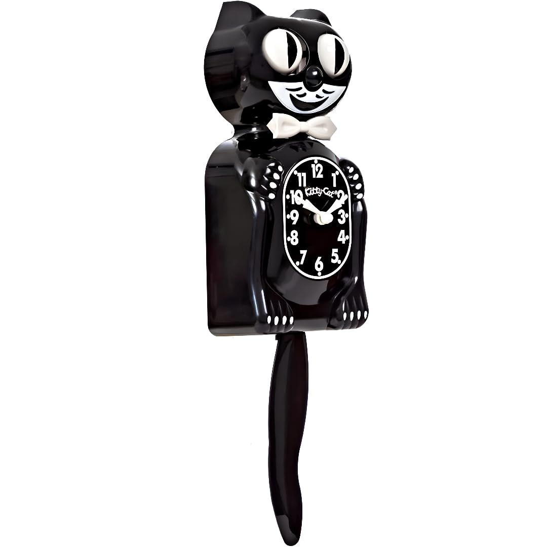 Kit Cat Klock suspendue dans cuisine montrant contraste décoratif et ambiance