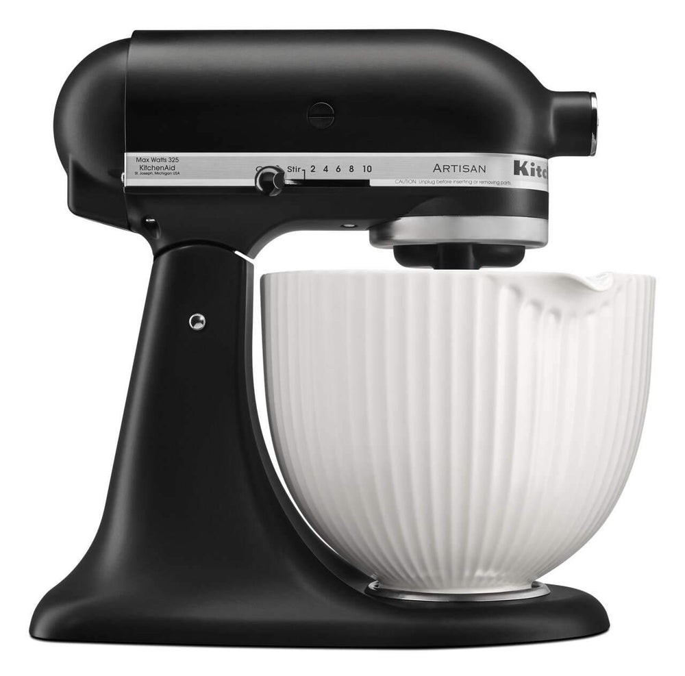 KitchenAid bol à côté d'ustensiles montrant échelle et capacité 5 qt