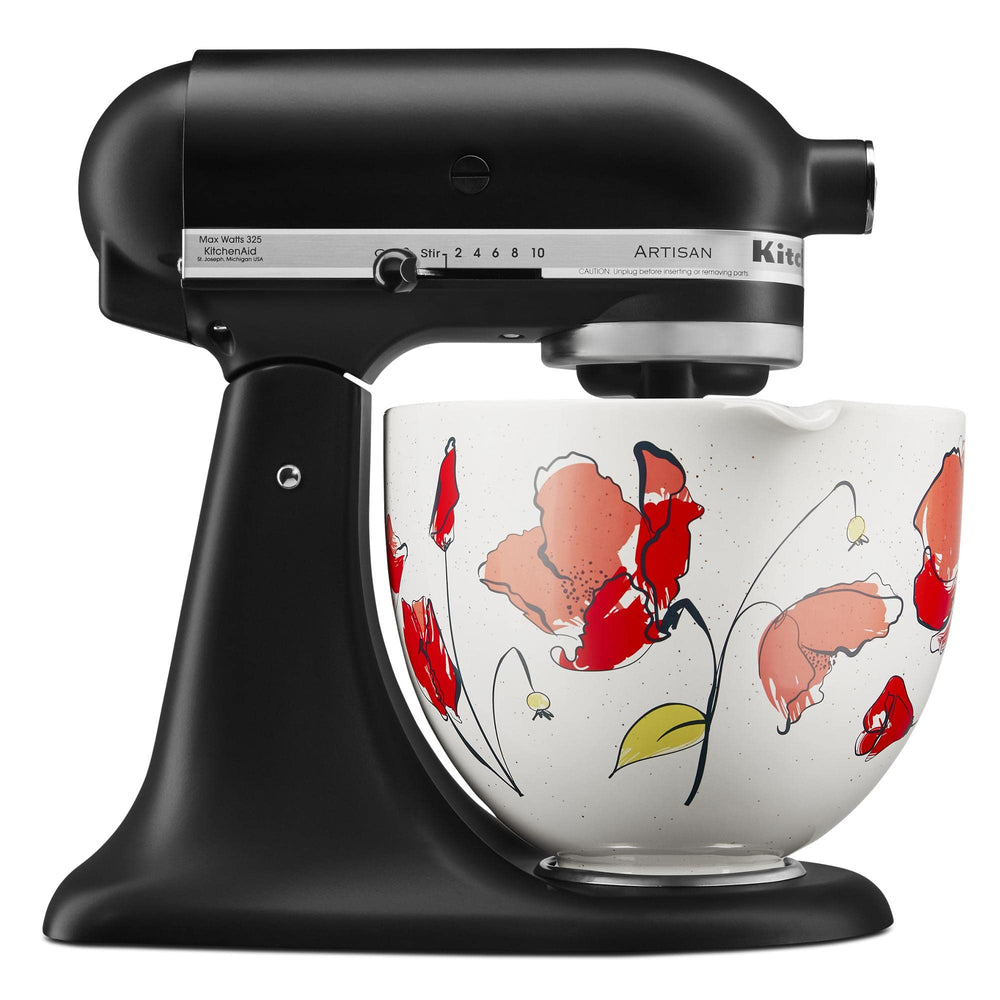 KitchenAid bol Poppy à côté d'ustensiles pour illustrer capacité 5 quart et échelle utile