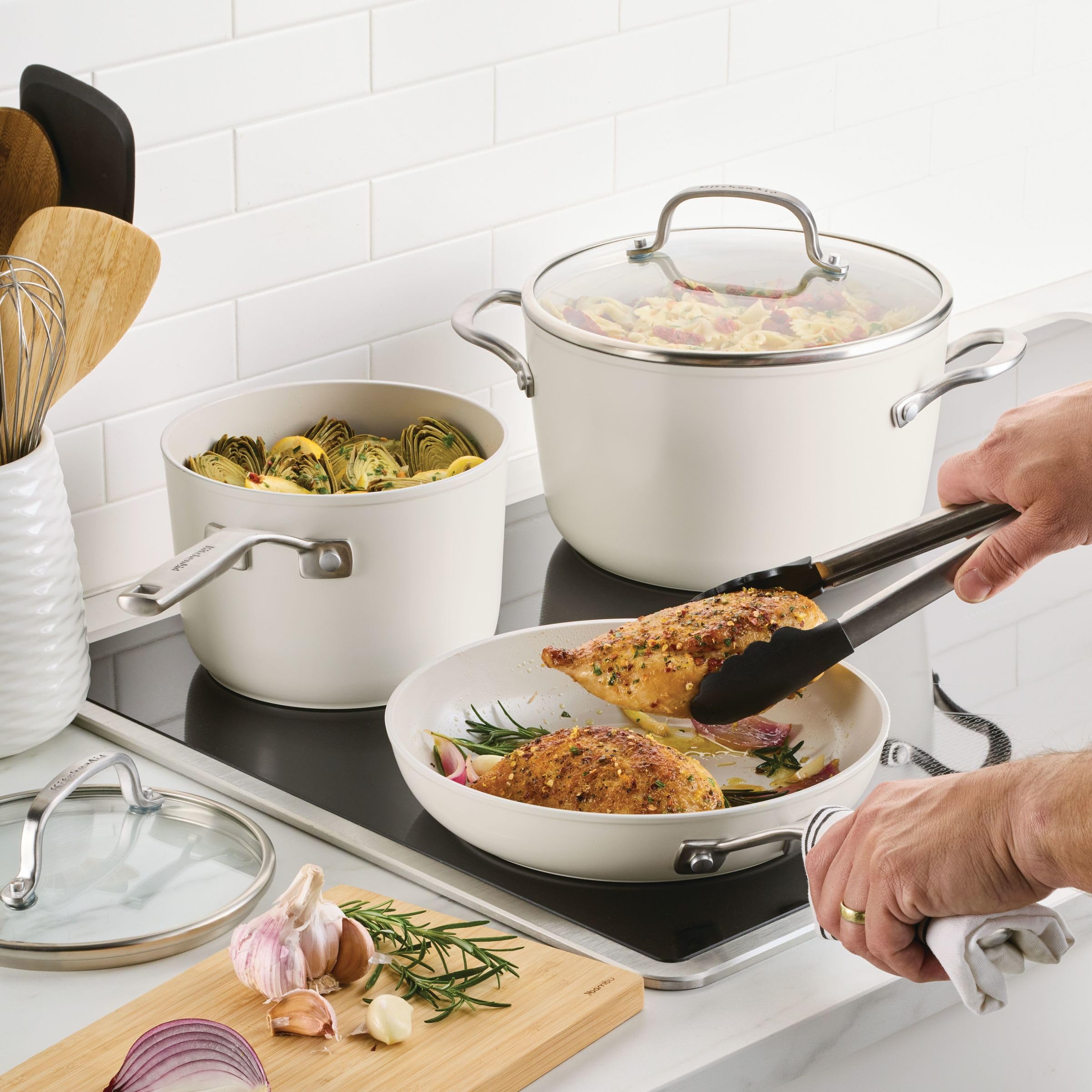KitchenAid casserole mijotant un ragoût pour présentation directe à table