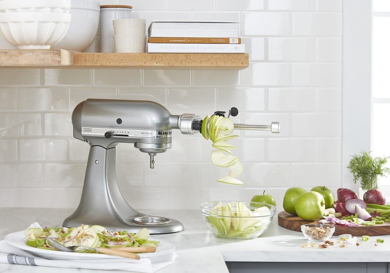 KitchenAid accessoire à l'échelle de la main montrant taille pratique et maniabilité