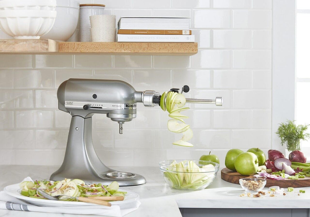 KitchenAid accessoire à l'échelle de la main montrant taille pratique et maniabilité