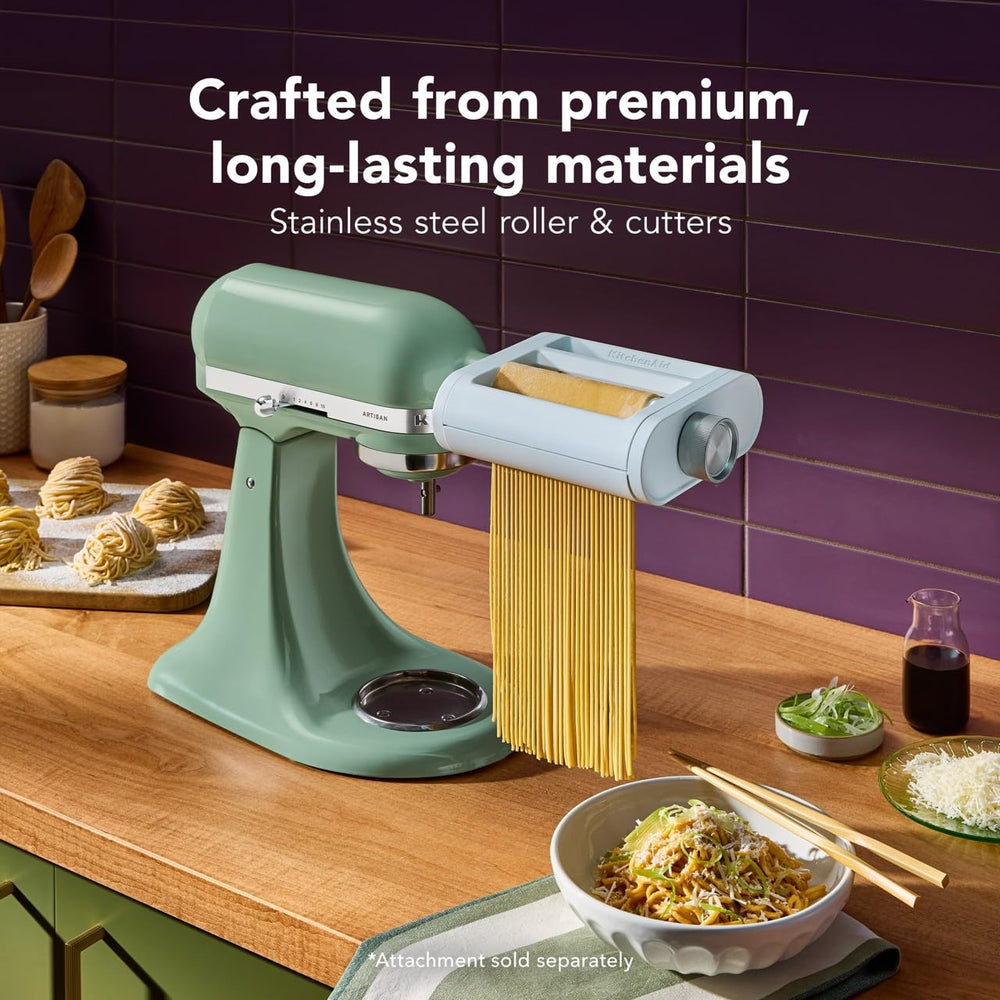 KitchenAid coupeur spaghetti en action produisant fils réguliers pour sauces