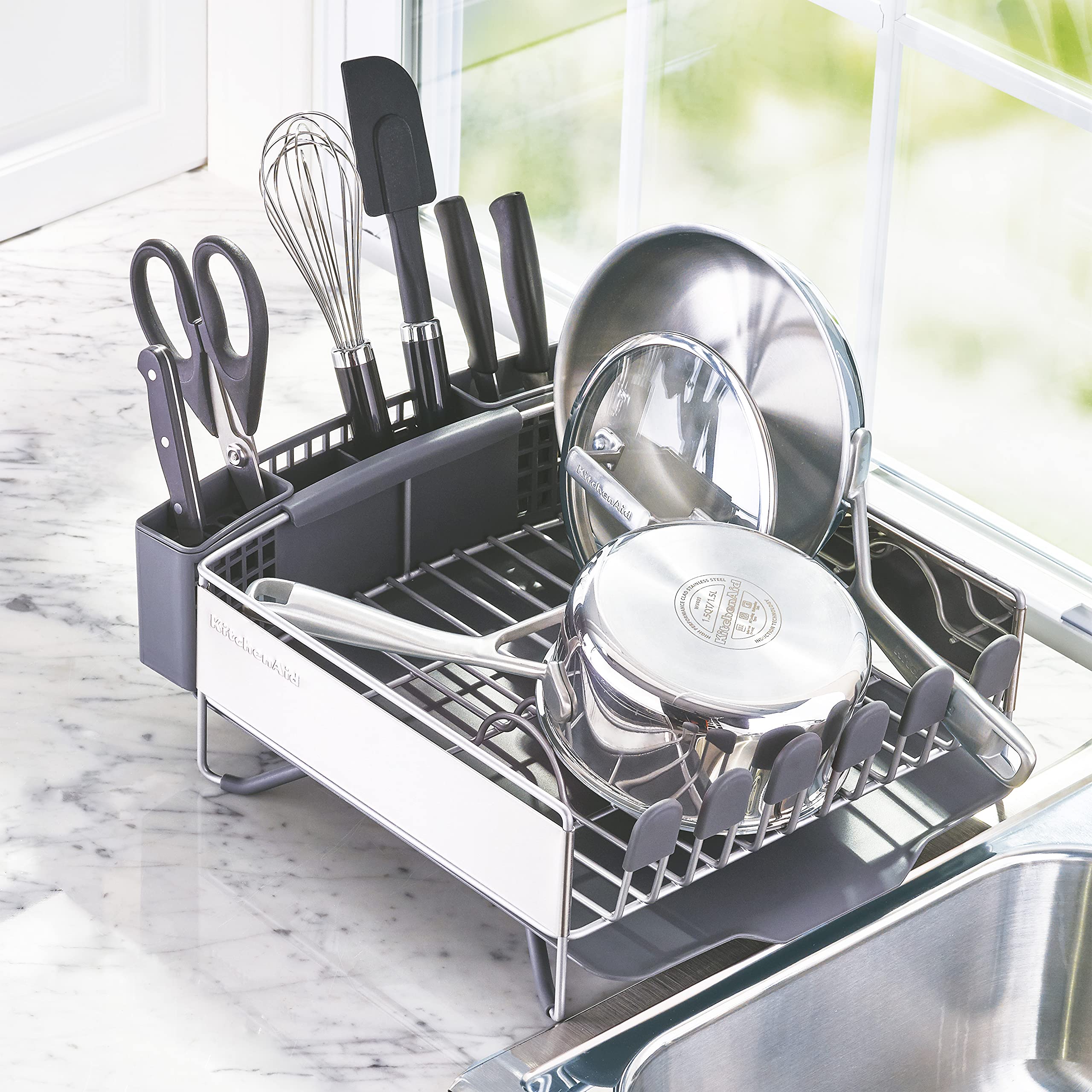 KitchenAid égouttoir à côté d'objets pour comparer l'échelle et l'ajustement