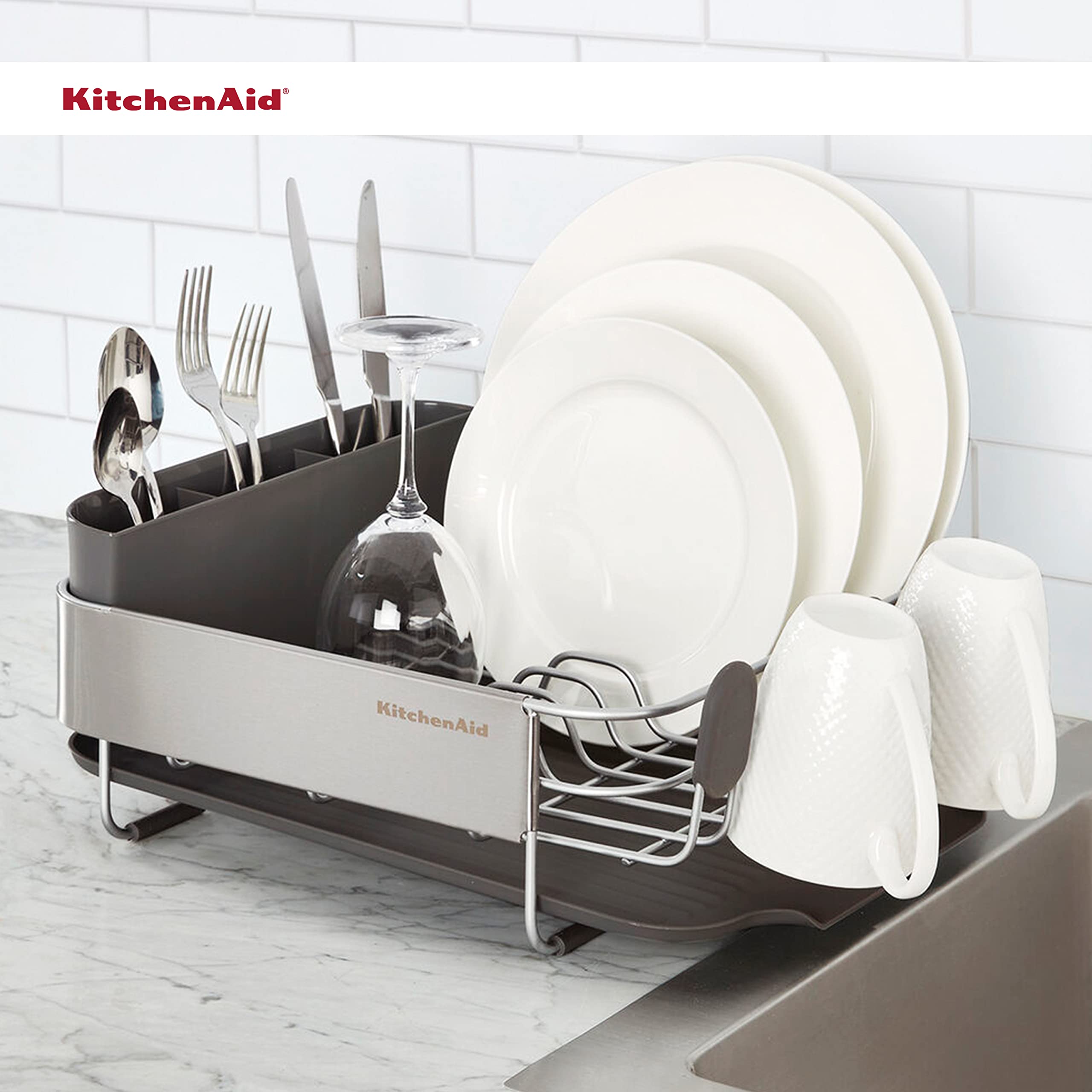 KitchenAid égouttoir en usage avec assiettes et tasses, séchage efficace