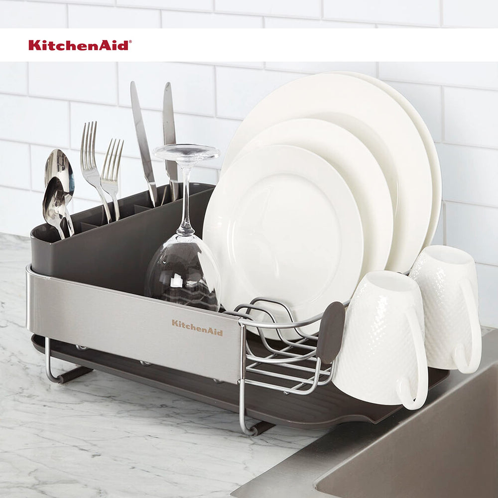 KitchenAid égouttoir en usage avec assiettes et tasses, séchage efficace