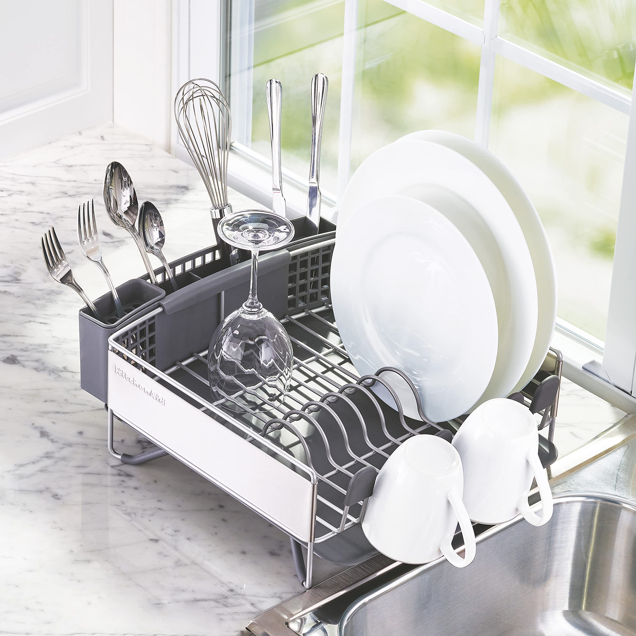KitchenAid plateau incliné en usage dirige l'eau vers l'évier sans fuite