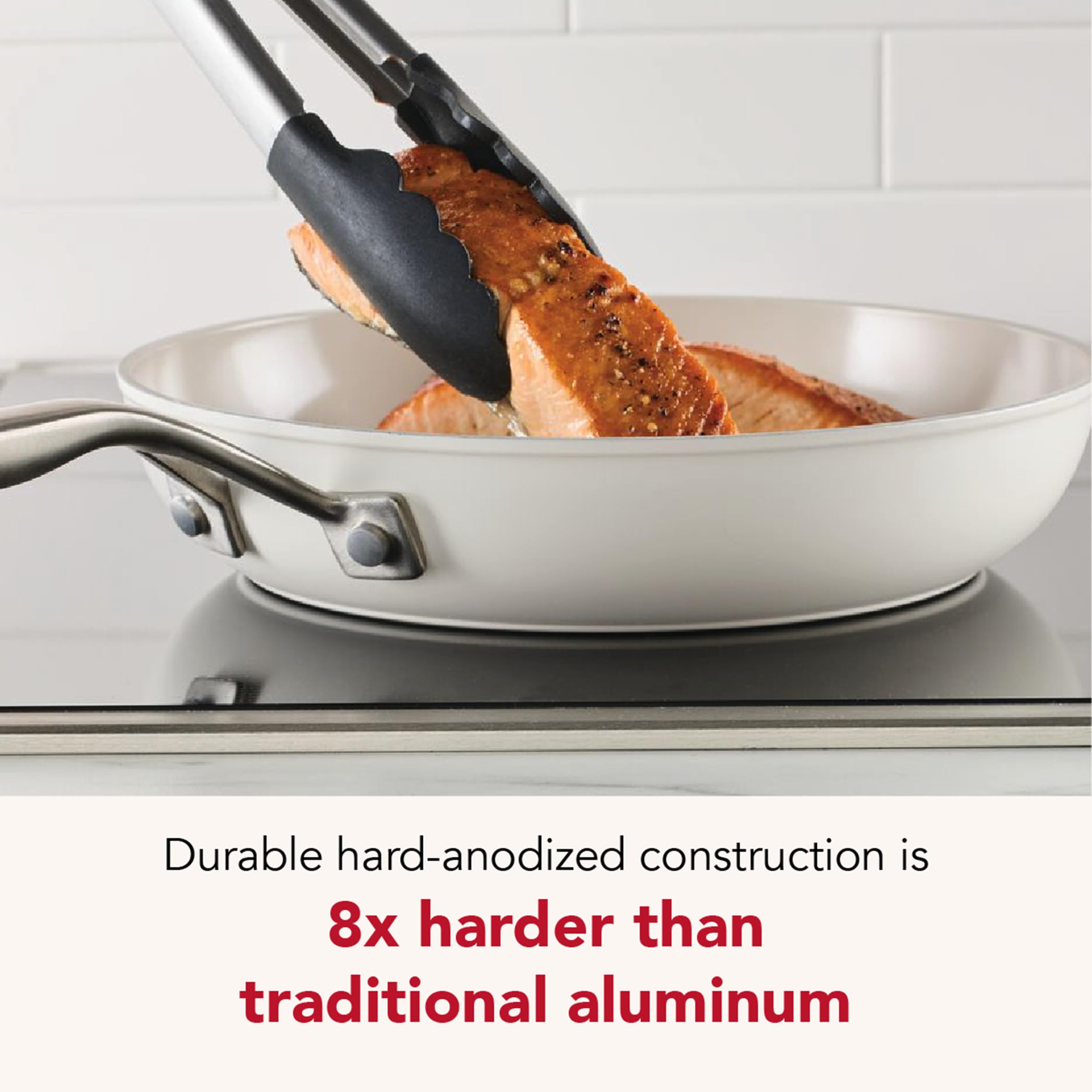 KitchenAid gros plan du revêtement céramique montrant libération facile des aliments