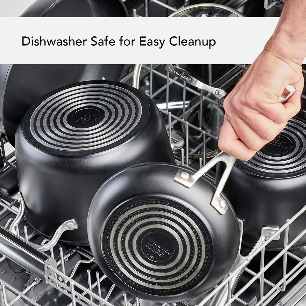 KitchenAid intérieur triple-couche antiadhésive facilitant le démoulage des aliments
