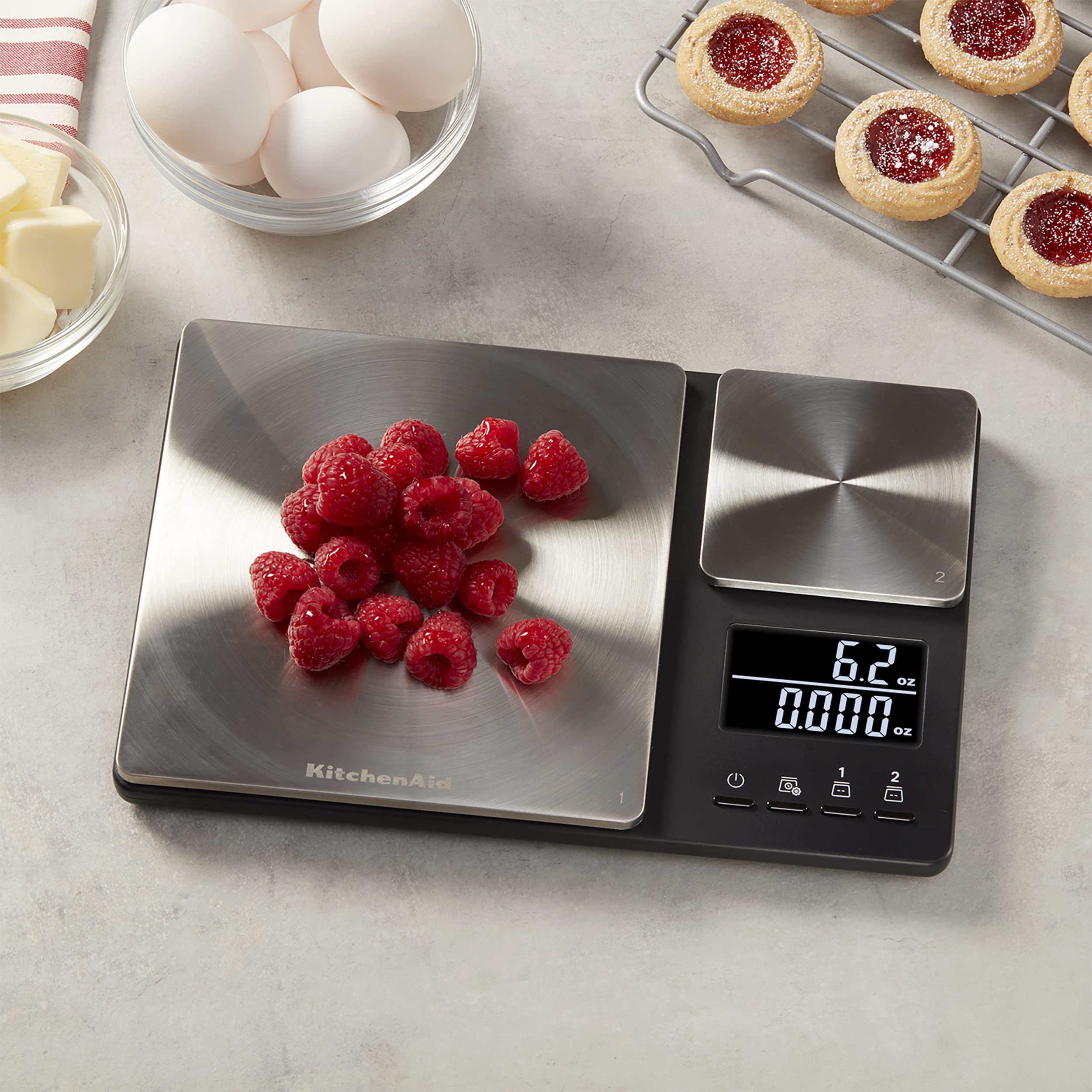 KitchenAid tare utilisée avec un bol pour additionner plusieurs ingrédients facilement