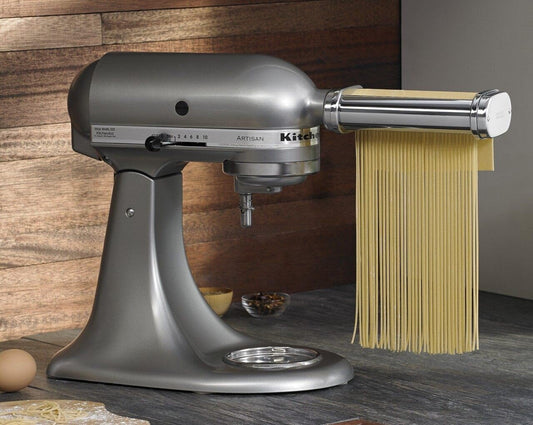 KitchenAid gros plan du rouleau KSMPRA montrant surface lisse pour feuilles uniformes