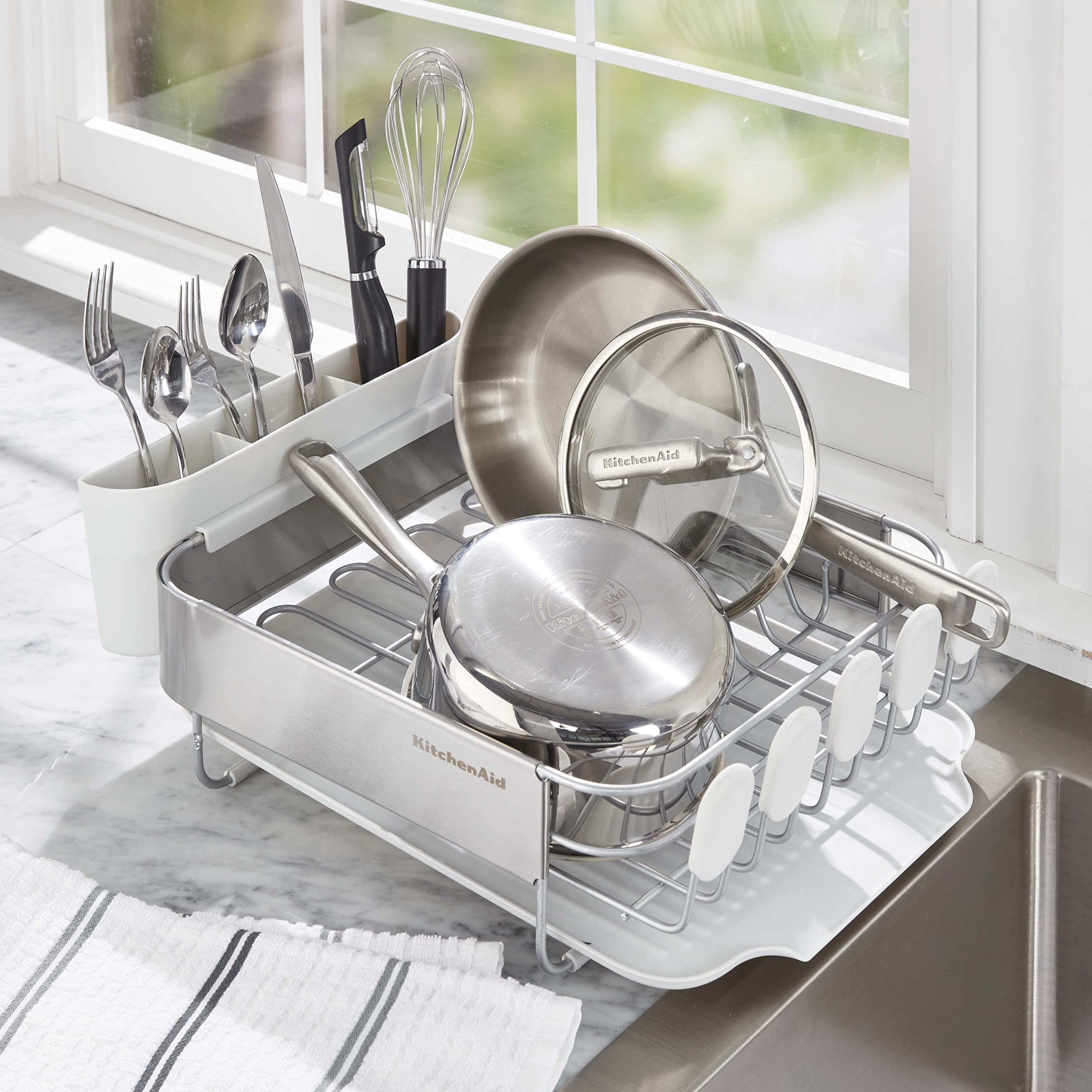 KitchenAid mise en scène cuisine compacte, design fonctionnel esthétique