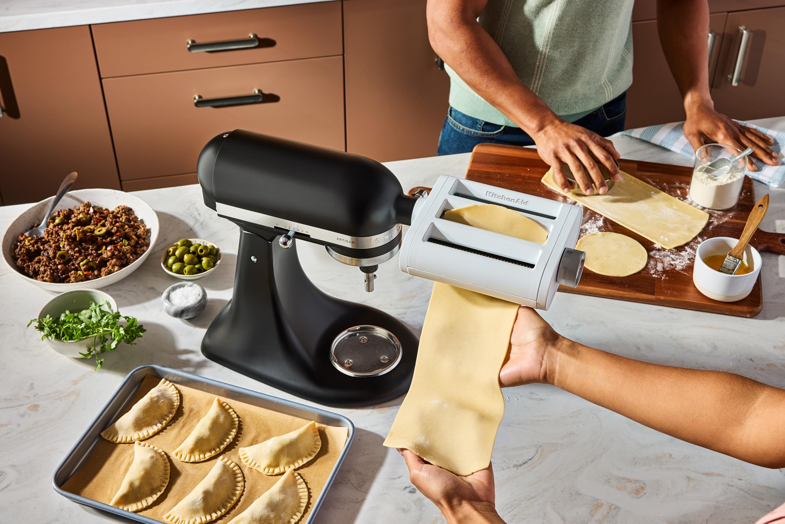 KitchenAid scène lifestyle en cuisine illustrant pâtes maison conviviales