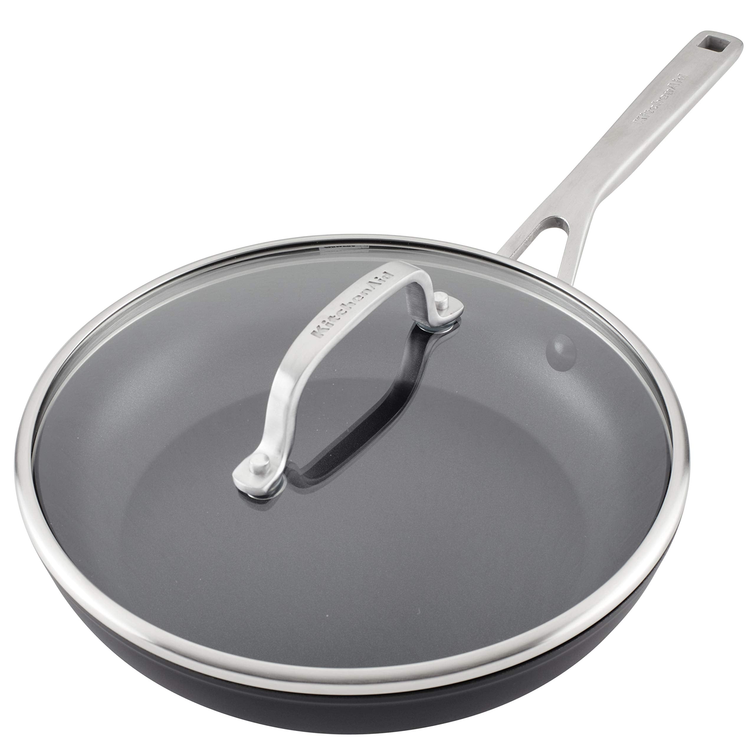 KitchenAid comparaison taille poêle versus assiette pour échelle visuelle