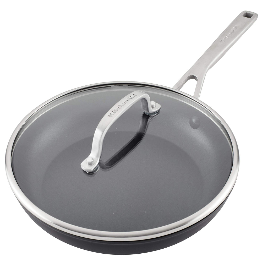 KitchenAid comparaison taille poêle versus assiette pour échelle visuelle