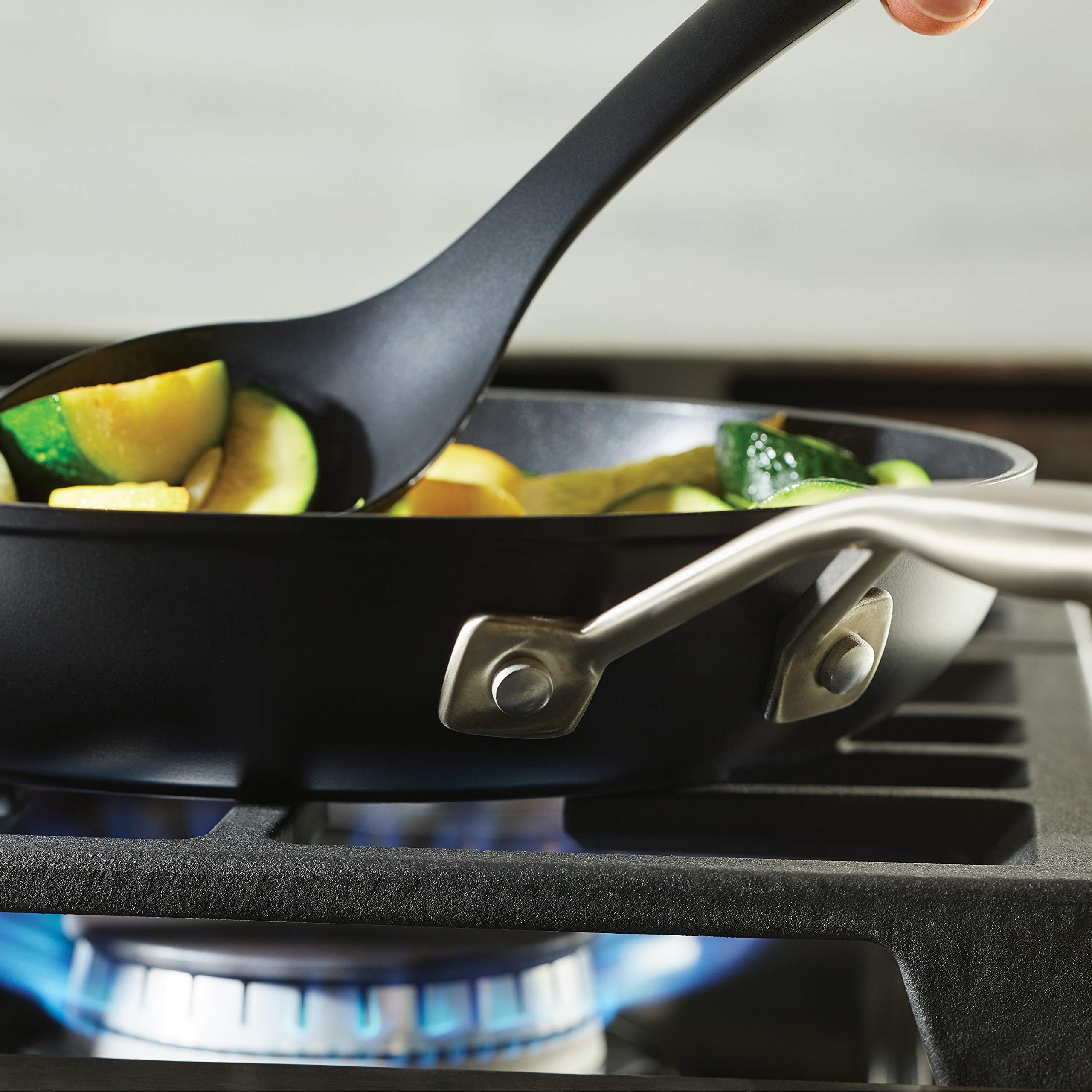 KitchenAid poêle utilisée pour une omelette, cuisson homogène et sans accroche