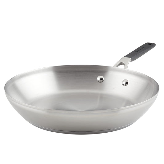 KitchenAid poêle face avant montrant finition en acier inoxydable et robustesse