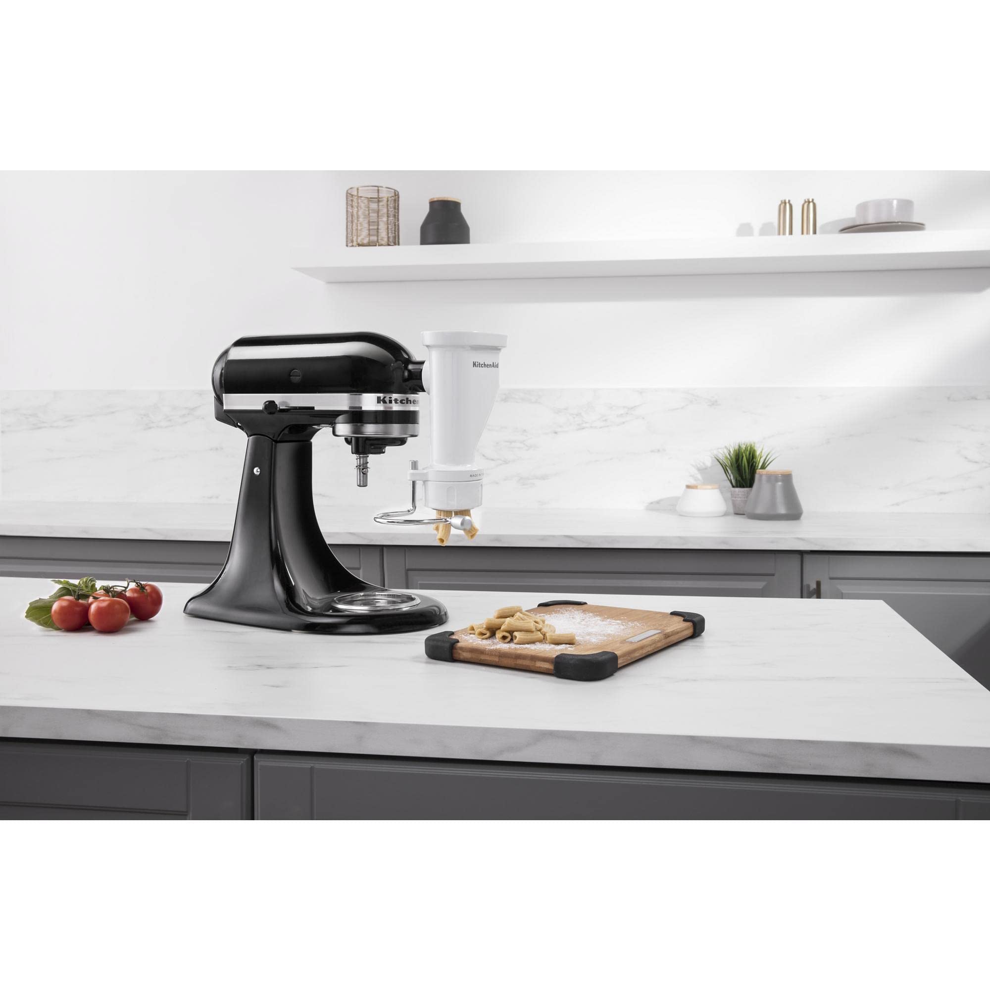 KitchenAid comparaison taille accessoire près d'une tasse pour échelle