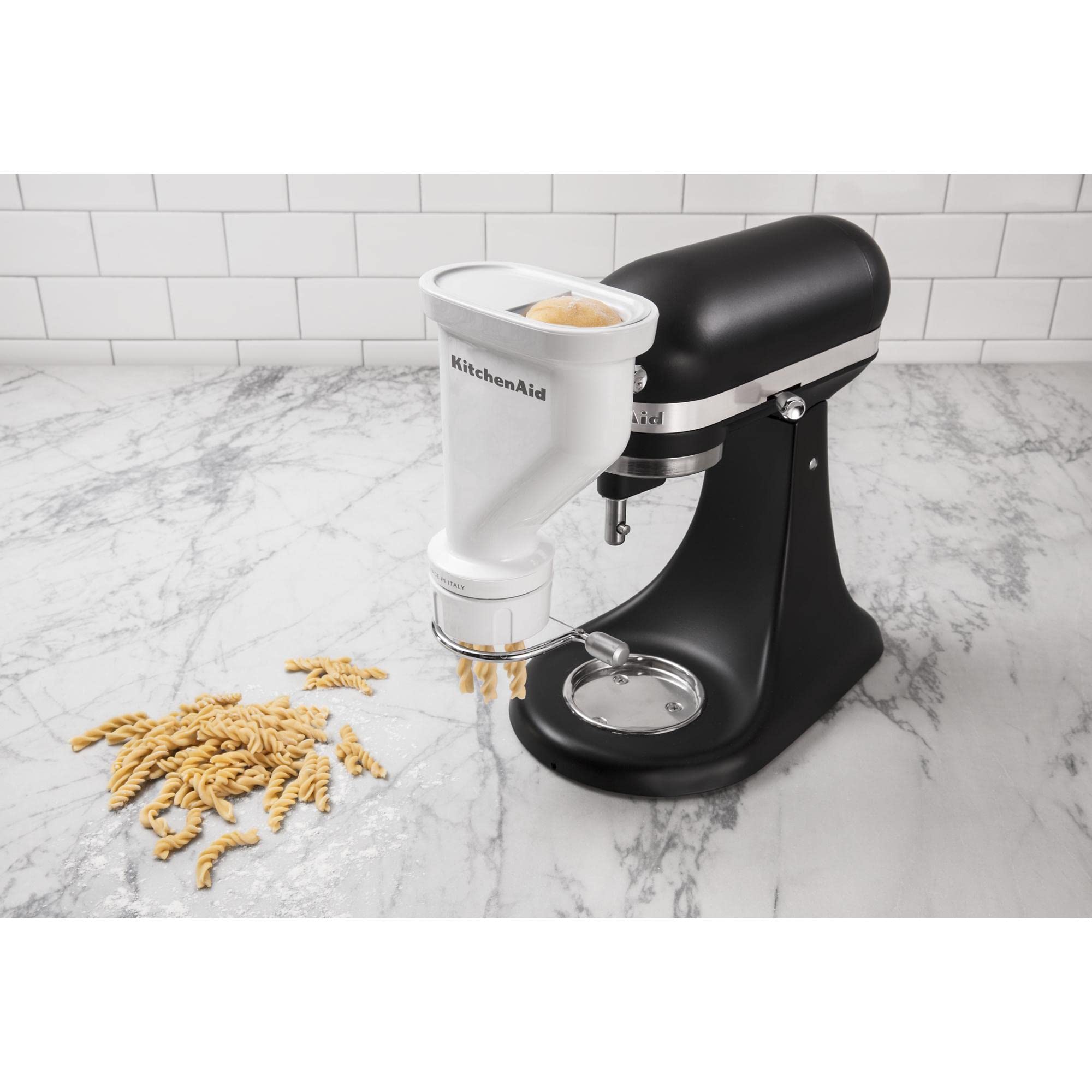 KitchenAid scène cuisine avec pâtes fraîches valorisant convivialité