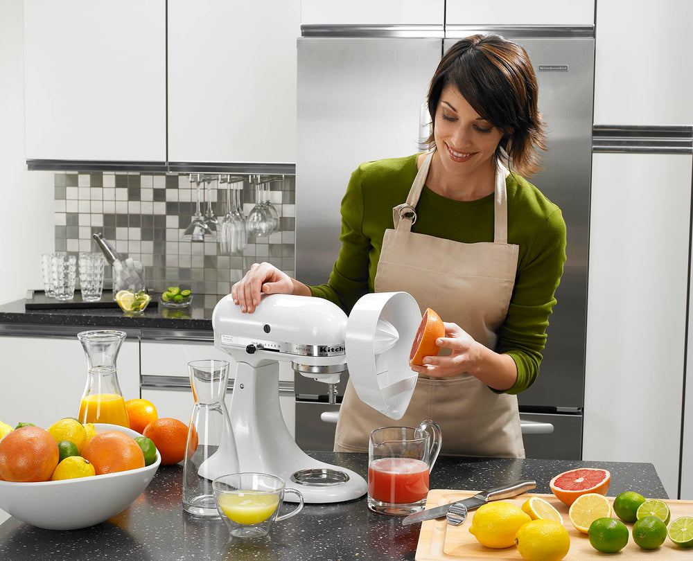 KitchenAid accessoire à côté d'un verre pour visualiser l'échelle et capacité