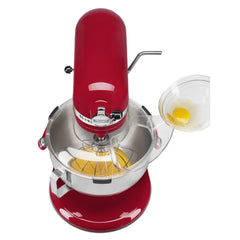 KitchenAid shield en usage montrant la farine retenue pour garder le plan de travail propre