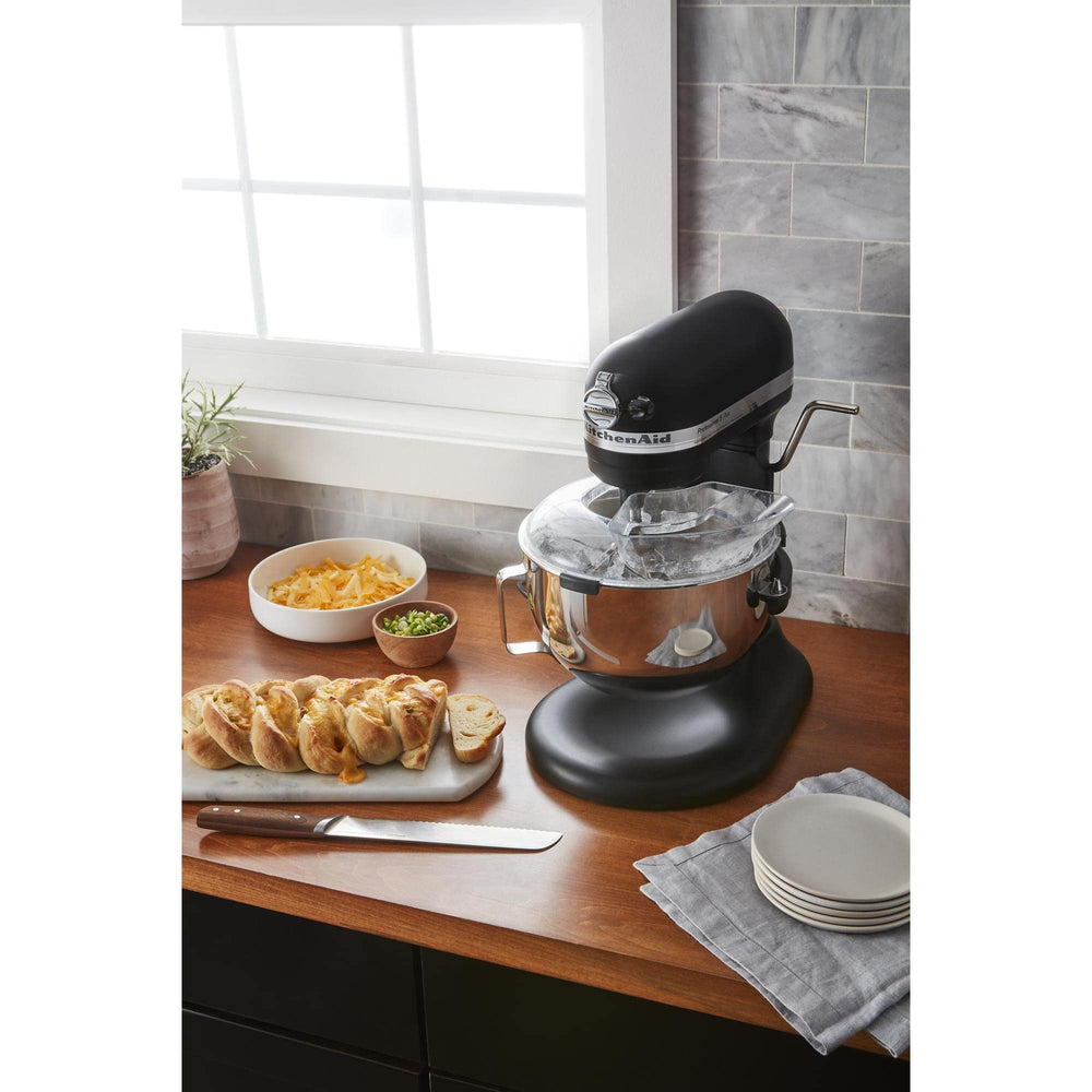 KitchenAid ambiance cuisine montrant le shield verseur réduisant les projections durant la préparation