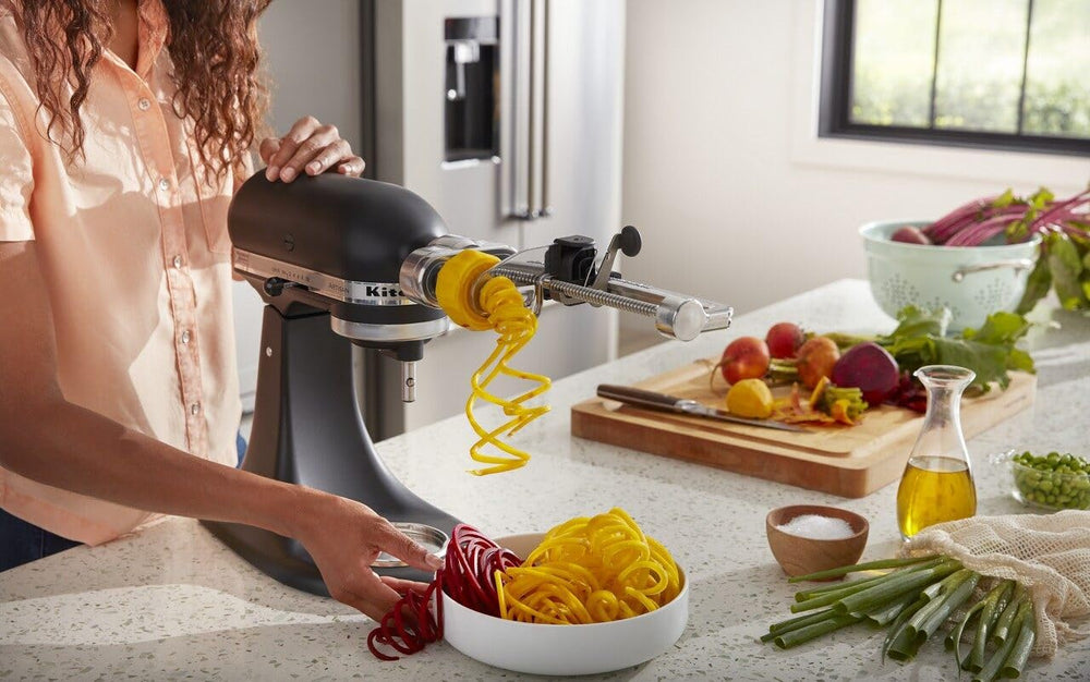 KitchenAid spiraliseur en action avec courgettes pour préparation rapide et uniforme