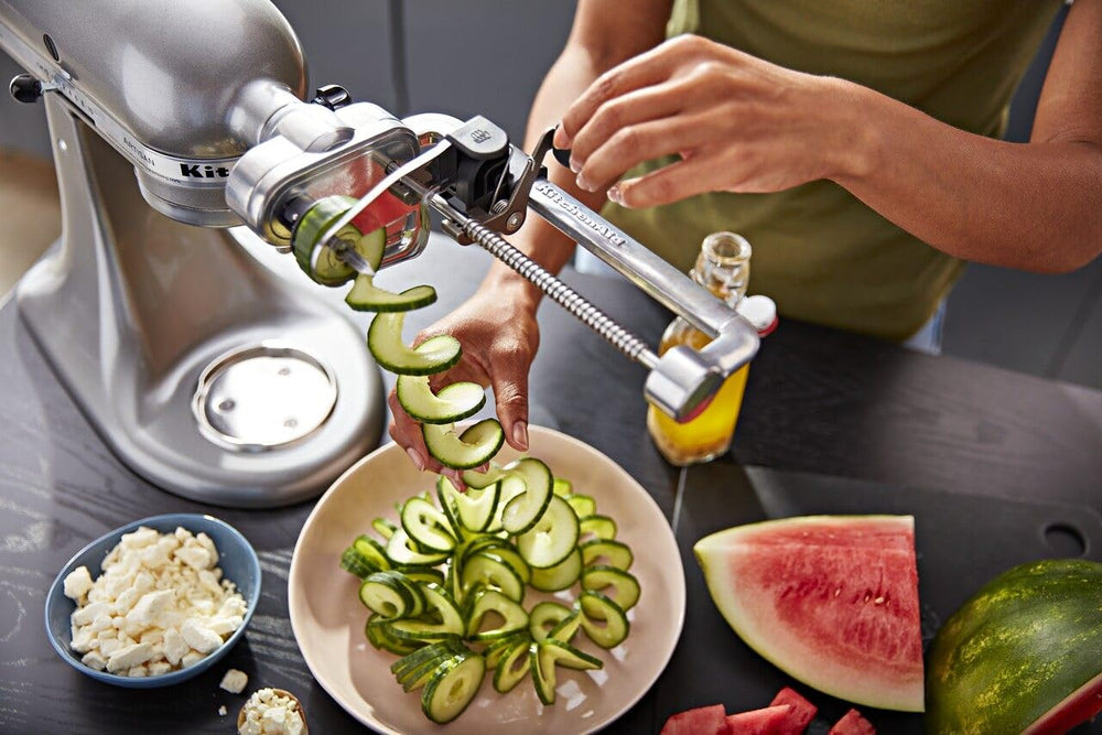 KitchenAid gros plan sur les 7 lames interchangeables pour coupes variées et précises