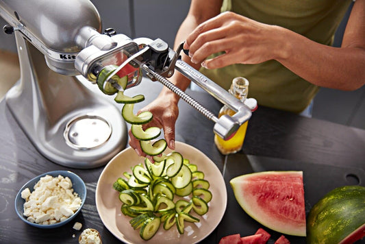 KitchenAid gros plan sur les 7 lames interchangeables pour coupes variées et précises