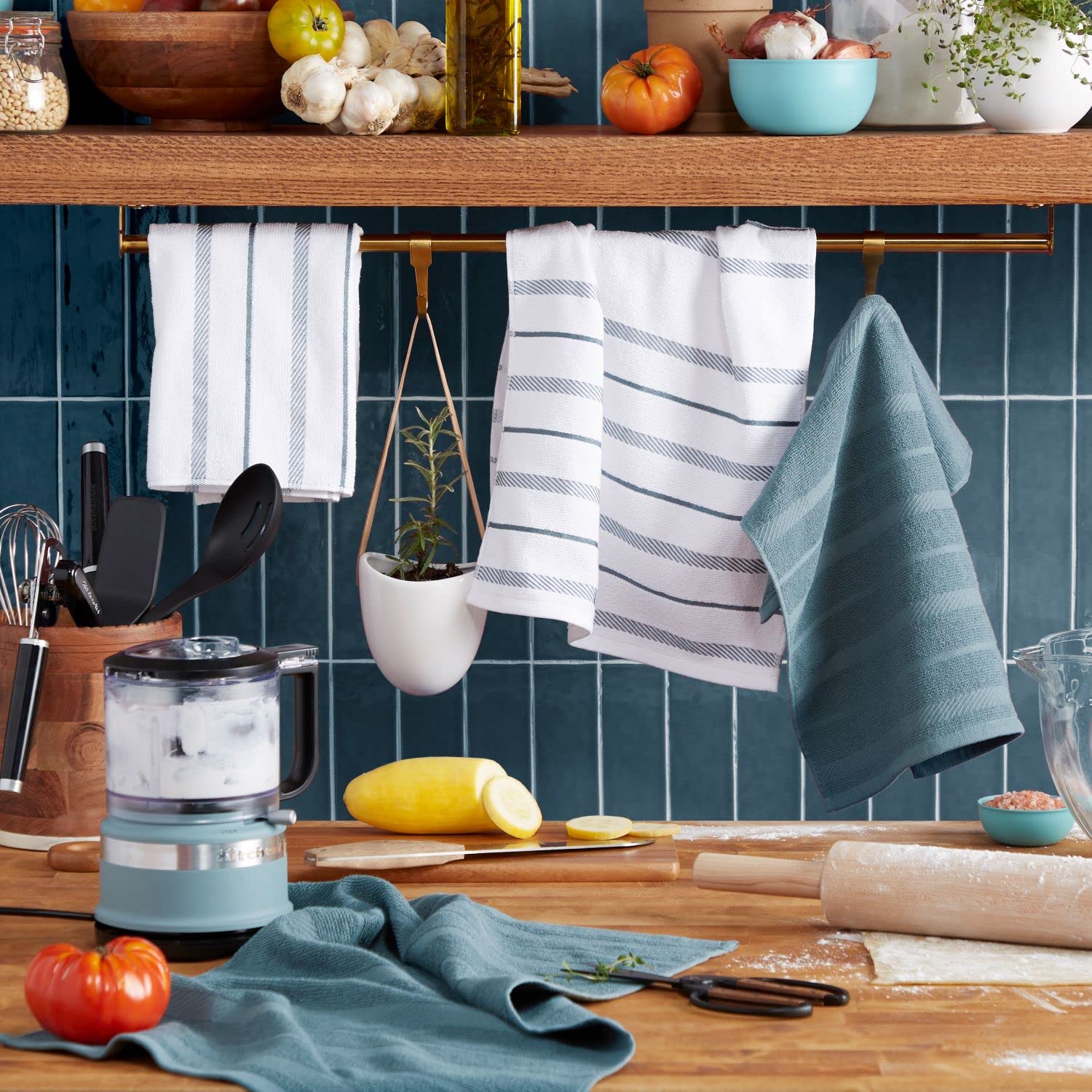 KitchenAid gros plan sur la texture du torchon uni pour absorption rapide