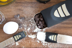 KitchenArt cuillère ajustable en usage, facilite les dosages précis en pâtisserie