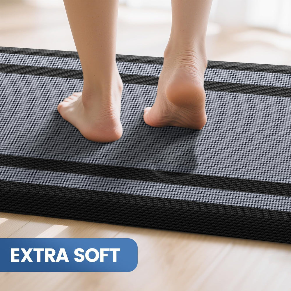 KitchenClouds tapis comparé à une chaussure montrant échelle pratique