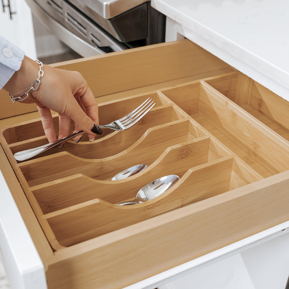KitchenEdge organisateur en situation dans cuisine moderne, design élégant