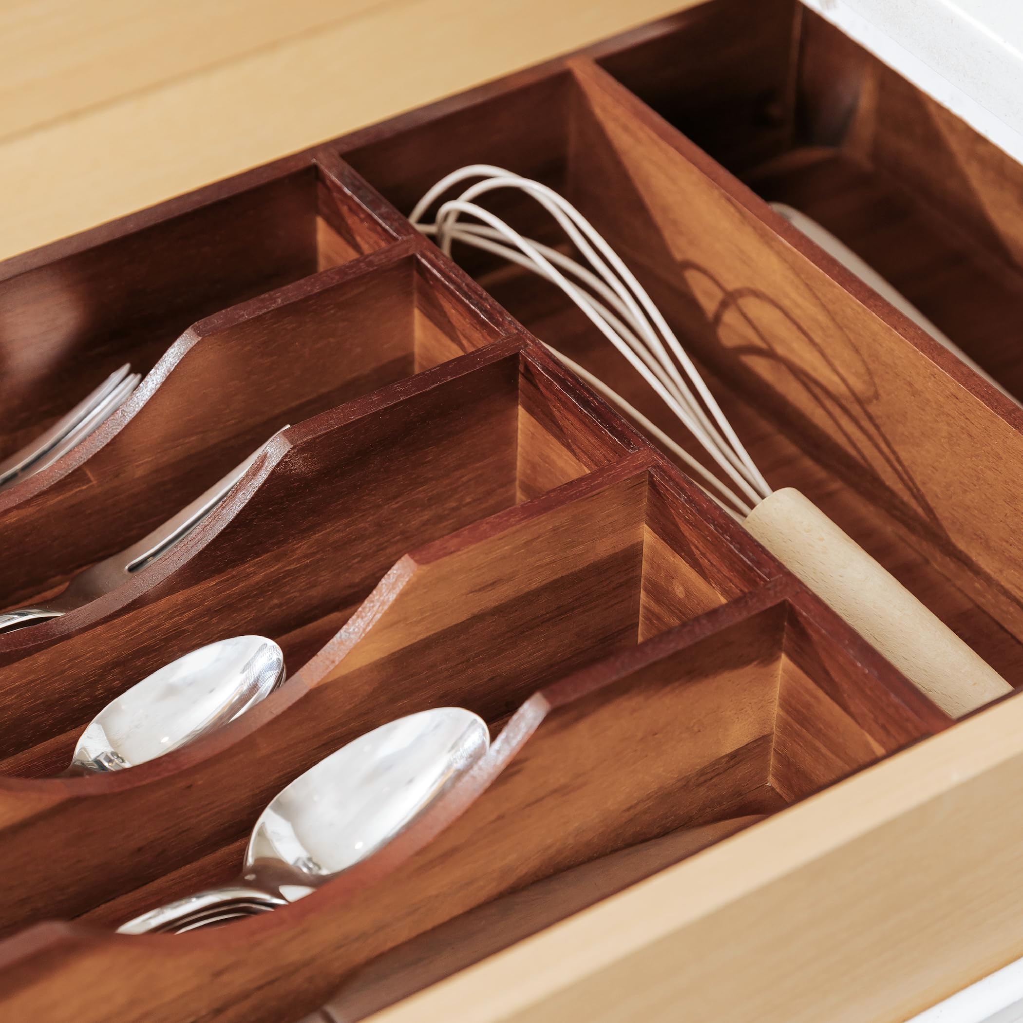 KitchenEdge rangement montrant jusqu'à 65 pièces bien ordonnées