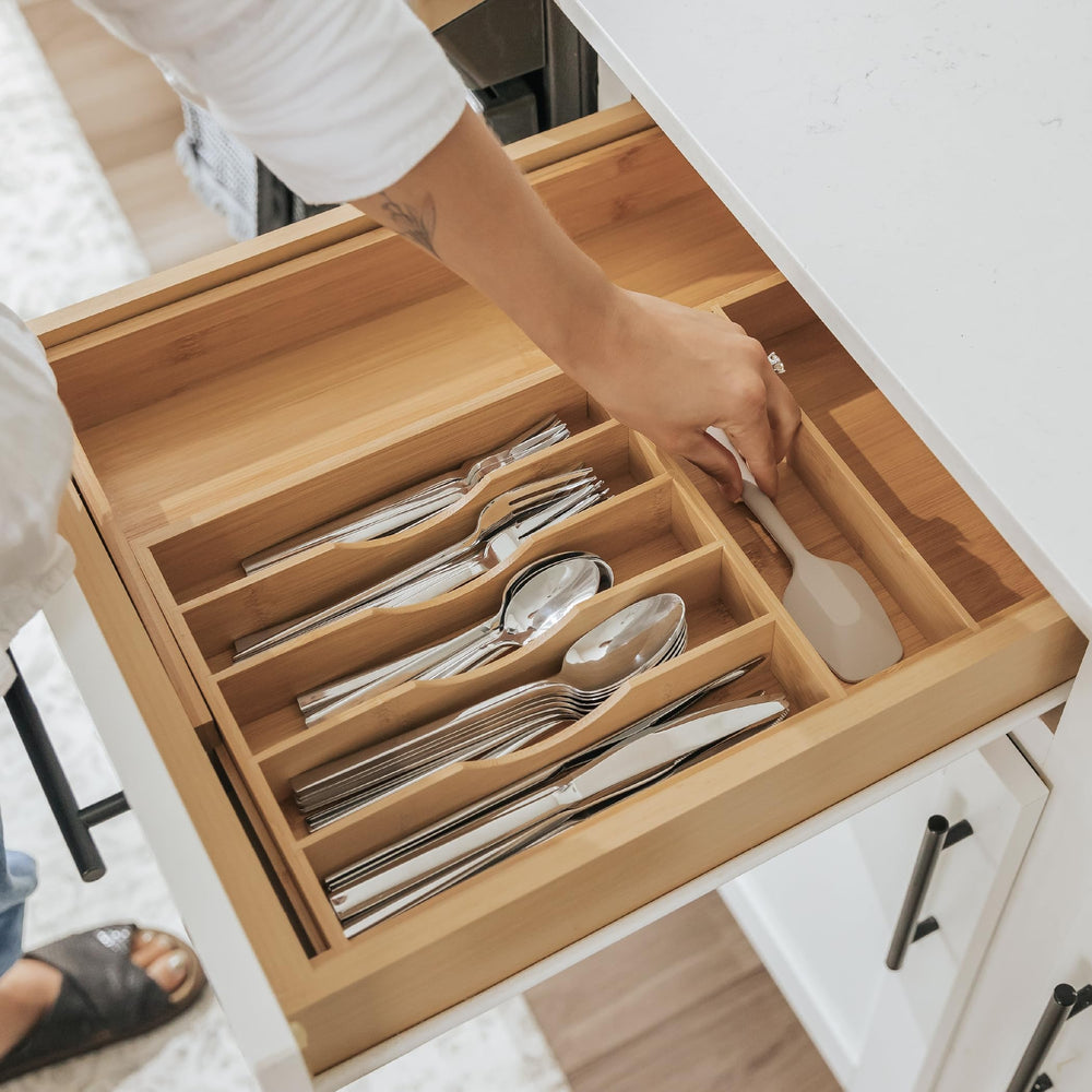 KitchenEdge scène cuisine lifestyle montrant rangement soigné et esthétique chaleureuse